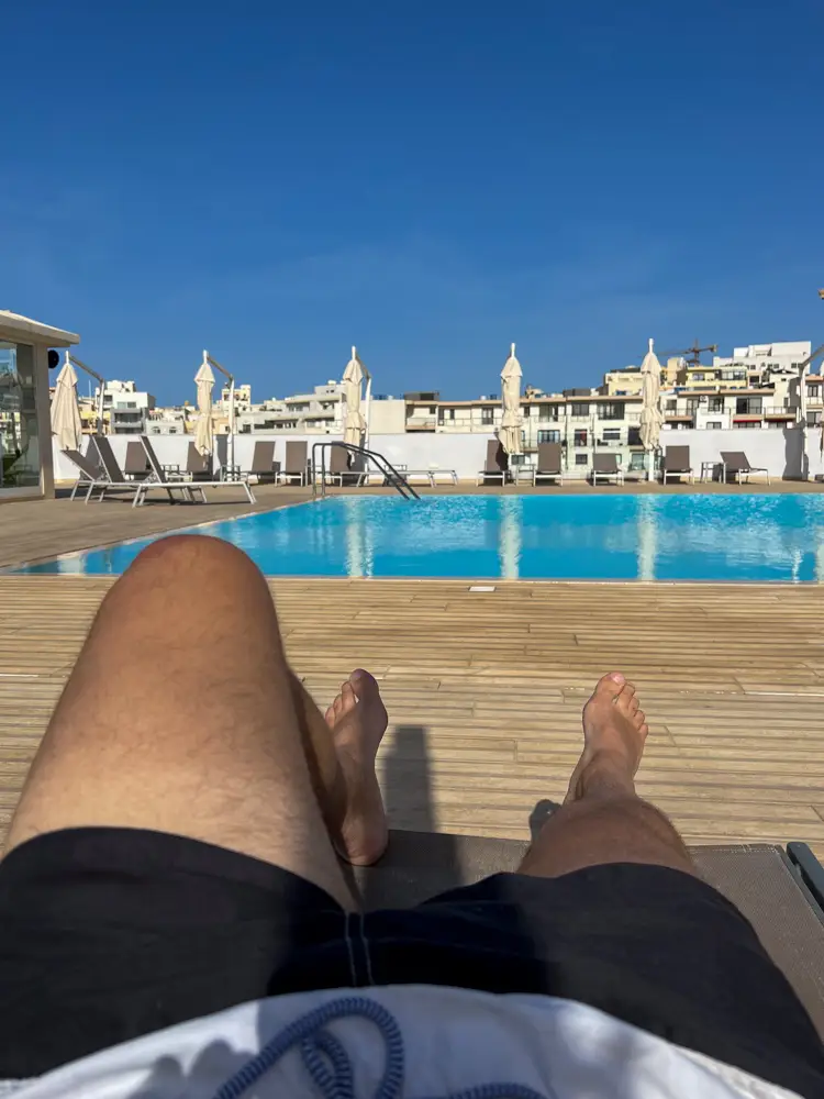 Smještaj na Malti: gdje odsjesti i koje hotele odabrati? 9 Bazen na krovu hotela Solana Hotel & Spa u Mellieħi na Malti