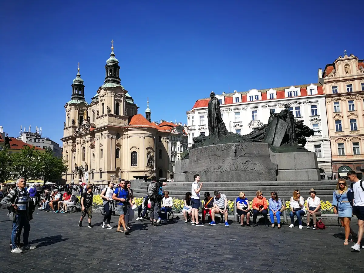 Smještaj u Pragu: gdje odsjesti i koje hotele odabrati? 10 Starogradski trg u Pragu sa spomenikom Janu Husu i povijesnim zgradama